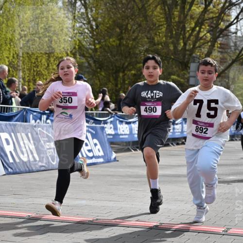 12.04.2026 - 45. Internationalen Wilhelmsburger Insellauf J. Mangold http://msf.ph/oto/9524640 12.04.2026 14:52:03 Ziel 520, 350, 892, 490, 114 meine-sportfotos.de