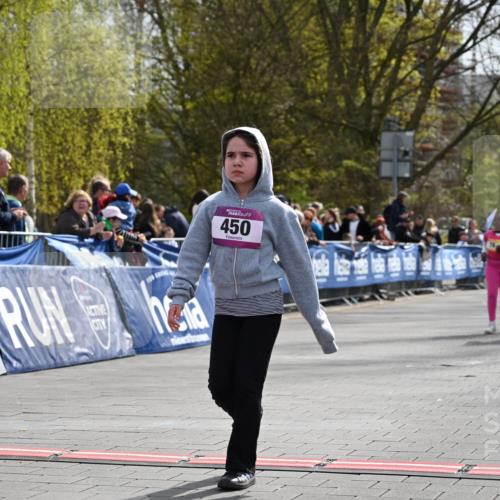 12.04.2026 - 45. Internationalen Wilhelmsburger Insellauf J. Mangold http://msf.ph/oto/9524749 12.04.2026 14:52:47 Ziel 450 meine-sportfotos.de