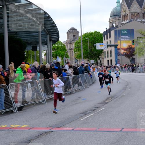 25.04.2026 - Das Zehntel Tim E. http://msf.ph/oto/9567123 25.04.2026 08:47:28 Ziel 1184, 1246, 2005, 2034, 2981, 3402, 4024 meine-sportfotos.de