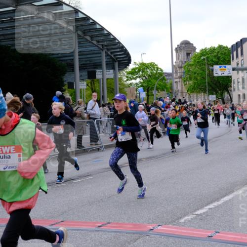 25.04.2026 - Das Zehntel Tim E. http://msf.ph/oto/9568477 25.04.2026 08:53:48 Ziel 1323, 1693, 1707, 1766, 1768, 1773, 2004, 2011, 2016, 2017, 2019, 2025, 2031, 2404, 2411, 2481, 2912, 2954, 3015, 3183, 3312, 3413, 3426, 3433, 3578, 3629, 3632, 3634, 3834, 3845, 3852 meine-sportfotos.de