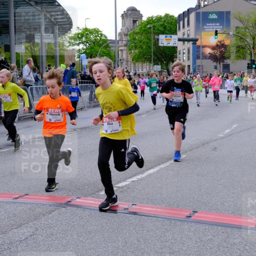 25.04.2026 - Das Zehntel Tim E. http://msf.ph/oto/9568610 25.04.2026 08:54:17 Ziel 1104, 1254, 1261, 1263, 1301, 1431, 1436, 1539, 1676, 1697, 1760, 1872, 1997, 2045, 2408, 2475, 2506, 2519, 2520, 2776, 2791, 2814, 2977, 2978, 3131, 3502, 3505, 3592, 3594, 3595, 3614, 3630, 3959, 3973, 3984, 4001 meine-sportfotos.de