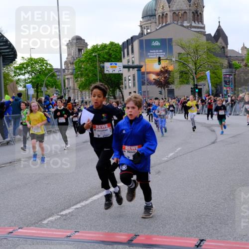 25.04.2026 - Das Zehntel Tim E. http://msf.ph/oto/9568679 25.04.2026 08:54:42 Ziel 1003, 1216, 1256, 1433, 1459, 1742, 1743, 1873, 1922, 1937, 2219, 2224, 2225, 2234, 2649, 2723, 2730, 2733, 2763, 2813, 2822, 3089, 3096, 3173, 3201, 3258, 3294, 3305, 3306 meine-sportfotos.de