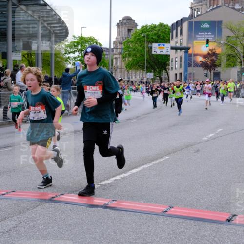 25.04.2026 - Das Zehntel Tim E. http://msf.ph/oto/9568875 25.04.2026 08:55:26 Ziel 1050, 1056, 1070, 1123, 1565, 1614, 1875, 1975, 2037, 2071, 2171, 2384, 2387, 2398, 2682, 2769, 2780, 2964, 3062, 3228, 3237, 3445, 3516, 3893, 3895, 3980, 4006, 4035 meine-sportfotos.de
