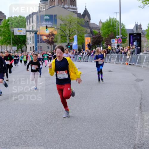 25.04.2026 - Das Zehntel Tim E. http://msf.ph/oto/9569224 25.04.2026 08:56:43 Ziel 1085, 1192, 1259, 1280, 1290, 1292, 1299, 1318, 1397, 1555, 1557, 1563, 1564, 1566, 1734, 1993, 1998, 2076, 2253, 2393, 2429, 2435, 2438, 2621, 2629, 2651, 2674, 2799, 2802, 2816, 2818, 2835, 2970, 2979, 3122, 3184, 3193, 3197, 3315, 3444, 3558, 3577, 3966, 3972, 4071 meine-sportfotos.de