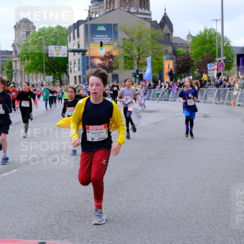 25.04.2026 - Das Zehntel Tim E. http://msf.ph/oto/9569227 25.04.2026 08:56:43 Ziel 1085, 1192, 1259, 1280, 1290, 1292, 1299, 1318, 1397, 1555, 1557, 1563, 1564, 1566, 1734, 1993, 1998, 2076, 2253, 2393, 2429, 2435, 2438, 2621, 2629, 2651, 2674, 2799, 2802, 2816, 2818, 2835, 2970, 2979, 3122, 3184, 3193, 3197, 3315, 3444, 3558, 3577, 3966, 3972, 4071 meine-sportfotos.de