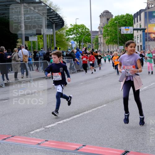 25.04.2026 - Das Zehntel Tim E. http://msf.ph/oto/9569238 25.04.2026 08:56:46 Ziel 1085, 1192, 1259, 1280, 1290, 1292, 1299, 1313, 1318, 1397, 1555, 1734, 1993, 1998, 2253, 2393, 2405, 2435, 2438, 2462, 2480, 2523, 2537, 2621, 2651, 2674, 2710, 2747, 2749, 2799, 2802, 2816, 2818, 2835, 2951, 3193, 3315, 3444, 3558, 3577, 3657, 3904, 3966, 3972 meine-sportfotos.de