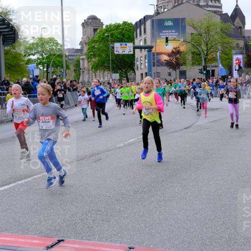 25.04.2026 - Das Zehntel Tim E. http://msf.ph/oto/9569627 25.04.2026 08:58:42 Ziel 1071, 1096, 1158, 1177, 1409, 1421, 1422, 1475, 1487, 1494, 1544, 1694, 1940, 2252, 2255, 2333, 2349, 2410, 2419, 2792, 2830, 2915, 2927, 3350, 3357, 3378, 3383, 3403, 3412, 3422, 3438, 3443, 3717, 3748, 3751, 3752, 3800, 3913, 4066 meine-sportfotos.de