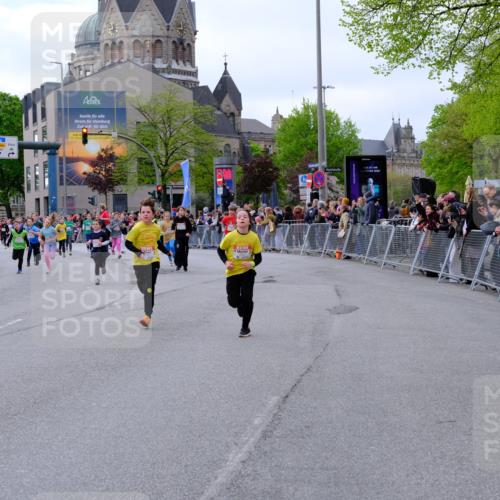 25.04.2026 - Das Zehntel Tim E. http://msf.ph/oto/9569673 25.04.2026 08:58:54 Ziel 1129, 1178, 1251, 1361, 1377, 1423, 1467, 1507, 1508, 1547, 1549, 1660, 1694, 1829, 1845, 1849, 1908, 1995, 2006, 2022, 2041, 2099, 2433, 2437, 2467, 2488, 2498, 2507, 2539, 2732, 2744, 2750, 2771, 2775, 2803, 2952, 2955, 2961, 3108, 3113, 3174, 3208, 3404, 3418, 3427, 3492, 3661, 3679, 3717, 3856, 3883, 3897, 3937 meine-sportfotos.de
