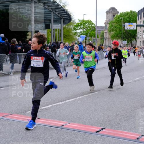 25.04.2026 - Das Zehntel Tim E. http://msf.ph/oto/9570100 25.04.2026 09:00:41 Ziel 1349, 1406, 1444, 1447, 1452, 1493, 1635, 1643, 1722, 1746, 1751, 1822, 1893, 2240, 2360, 2361, 2366, 2493, 2531, 2546, 2587, 2627, 2628, 2716, 2743, 2879, 2967, 3471, 3514, 3540, 3619, 3623, 3878, 3914 meine-sportfotos.de