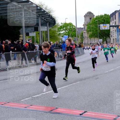 25.04.2026 - Das Zehntel Tim E. http://msf.ph/oto/9570151 25.04.2026 09:00:55 Ziel 1098, 1099, 1450, 1553, 1604, 1666, 1671, 1678, 2124, 2138, 2154, 2210, 2213, 2301, 2352, 2353, 2406, 2645, 2653, 2720, 2724, 2843, 2929, 2933, 3054, 3055, 3362, 3365, 3390, 3474, 3488, 3510, 3517, 3521, 3798, 3802, 3816, 3925, 4004 meine-sportfotos.de