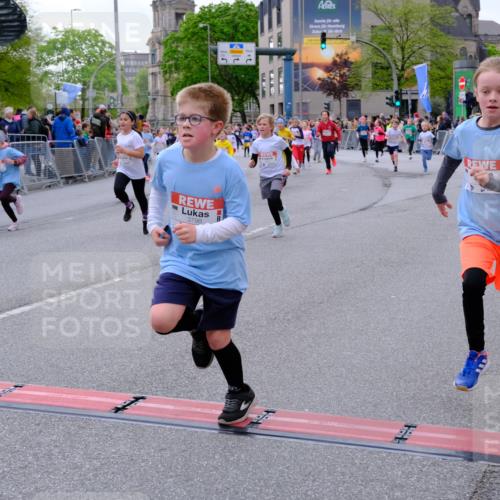 25.04.2026 - Das Zehntel Tim E. http://msf.ph/oto/9570162 25.04.2026 09:00:58 Ziel 1098, 1099, 1450, 1528, 1534, 1536, 1553, 1604, 1666, 1671, 1678, 2124, 2138, 2154, 2210, 2213, 2301, 2352, 2353, 2406, 2653, 2843, 2889, 2903, 2904, 2929, 2933, 3135, 3362, 3365, 3390, 3480, 3496, 3510, 3517, 3521, 3798, 3802, 3816, 3925, 4004 meine-sportfotos.de