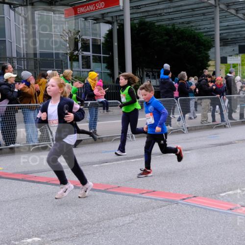 25.04.2026 - Das Zehntel Tim E. http://msf.ph/oto/9570245 25.04.2026 09:01:18 Ziel 1101, 1109, 1114, 1203, 1205, 1753, 1861, 1863, 1871, 1891, 1910, 1930, 1941, 1979, 1983, 2201, 2214, 2250, 2256, 2257, 2369, 2533, 2572, 2661, 2841, 2849, 2872, 2888, 2939, 3021, 3171, 3177, 3199, 3333, 3334, 3513, 3542, 3543, 3729, 3790, 3929 meine-sportfotos.de