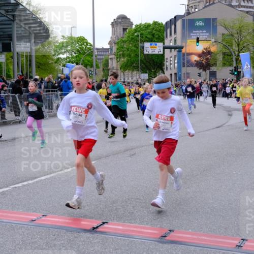 25.04.2026 - Das Zehntel Tim E. http://msf.ph/oto/9570264 25.04.2026 09:01:23 Ziel 1203, 1205, 1231, 1753, 1861, 1863, 1871, 1941, 1979, 1983, 2214, 2257, 2348, 2369, 2533, 2735, 2745, 2784, 2795, 2841, 2849, 2872, 2888, 2939, 3021, 3032, 3171, 3177, 3199, 3333, 3334, 3513, 3542, 3628, 3640, 3729, 3872, 3876, 3929 meine-sportfotos.de