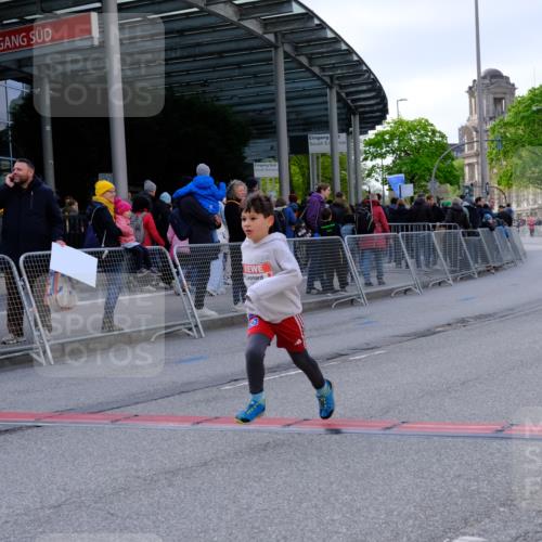 25.04.2026 - Das Zehntel Tim E. http://msf.ph/oto/9571767 25.04.2026 09:10:12 Ziel 1901, 1903, 2549, 3280 meine-sportfotos.de