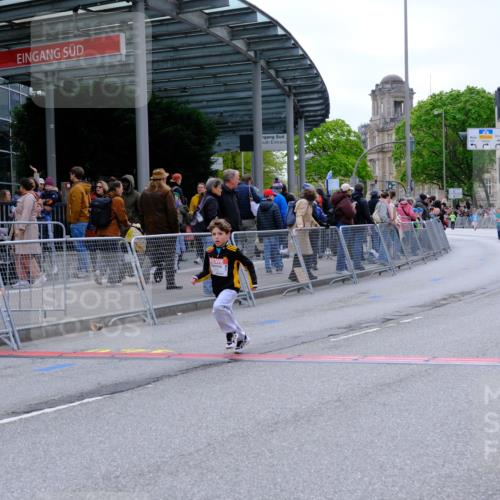 25.04.2026 - Das Zehntel Tim E. http://msf.ph/oto/9579236 25.04.2026 11:09:00 Ziel 5050, 6832, 6836, 7877, 7998 meine-sportfotos.de