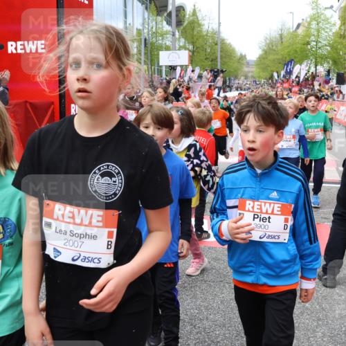 25.04.2026 - Das Zehntel Strokosch-Dieckow http://msf.ph/oto/9580885 25.04.2026 08:59:31 Ziel 1165, 1177, 1601, 1605, 1626, 1630, 1670, 1966, 2007, 2014, 2027, 2033, 2093, 2330, 2337, 2385, 2410, 2553, 2714, 2856, 2863, 2885, 2887, 2927, 2986, 3518, 3752, 3900, 3918, 3928, 1165, 1177, 1601, 1605, 1626, 1630, 1670, 1966, 2007, 2014, 2027, 2033, 2093, 2330, 2337, 2385, 2410, 2553, 2714, 2856, 2863, 2885, 2887, 2927, 2986, 3518 meine-sportfotos.de