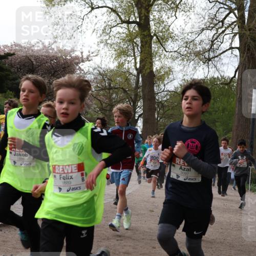 25.04.2026 - Das Zehntel Zöllner http://msf.ph/oto/9581582 25.04.2026 08:39:35 Laufen 3309, 1888, 1889, 3097 meine-sportfotos.de