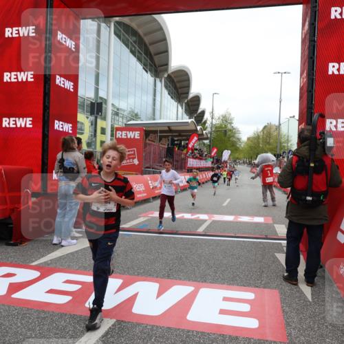 25.04.2026 - Das Zehntel Strokosch-Dieckow http://msf.ph/oto/9616384 25.04.2026 08:48:10 Ziel 2005, 2981, 3402 meine-sportfotos.de