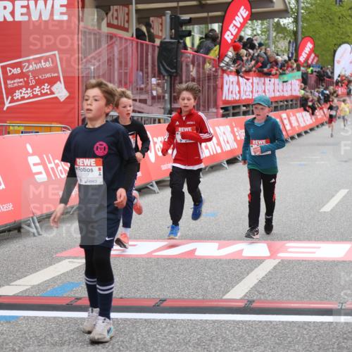 25.04.2026 - Das Zehntel Strokosch-Dieckow http://msf.ph/oto/9618134 25.04.2026 08:48:44 Ziel 1519, 3107, 3394, 3408, 3410 meine-sportfotos.de