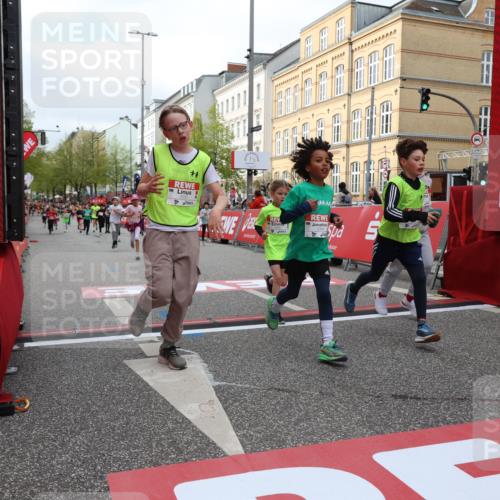 25.04.2026 - Das Zehntel Strokosch-Dieckow http://msf.ph/oto/9623042 25.04.2026 08:56:22 Ziel 1050, 1056, 1424, 1565, 1975, 2037, 2171, 2384, 2387, 2682, 2780, 2869, 2928, 2964, 3105, 3237, 3445, 3544, 3757, 3895, 4006 meine-sportfotos.de