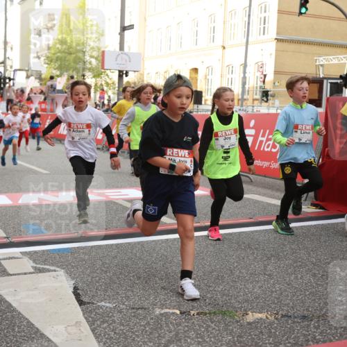 25.04.2026 - Das Zehntel Strokosch-Dieckow http://msf.ph/oto/9624485 25.04.2026 08:57:13 Ziel 1141, 1152, 1170, 1262, 1583, 1590, 1854, 2233, 2237, 2239, 2270, 2292, 2294, 2491, 2778, 2860, 3048, 3052, 3073, 3138, 3393, 3439, 3453, 3495, 3552, 3930 meine-sportfotos.de