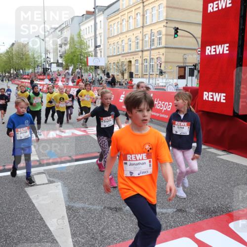 25.04.2026 - Das Zehntel Strokosch-Dieckow http://msf.ph/oto/9625986 25.04.2026 08:58:23 Ziel 1244, 1255, 1571, 1588, 1668, 1673, 1757, 1938, 1951, 1967, 1972, 2185, 2205, 2216, 2416, 2662, 2773, 2790, 3187, 3276, 3473, 3499, 3591, 3705, 3758, 3795, 3855, 3898 meine-sportfotos.de