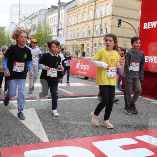 25.04.2026 - Das Zehntel Strokosch-Dieckow http://msf.ph/oto/9628109 25.04.2026 09:01:52 Ziel 1536, 1553, 1671, 1678, 1919, 2138, 2154, 2350, 2406, 2587, 2627, 2720, 2724, 2743, 2929, 2967, 3054, 3055, 3362, 3474, 3488, 3510, 3514, 3540, 3802, 3925, 4004 meine-sportfotos.de