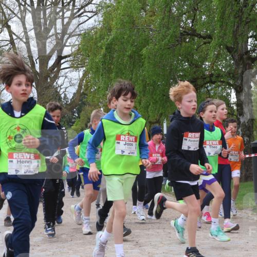 25.04.2026 - Das Zehntel Zöllner http://msf.ph/oto/9658115 25.04.2026 11:42:56 Laufen 10, 1949, 12006, 1, 11990, 10356, 10827 meine-sportfotos.de
