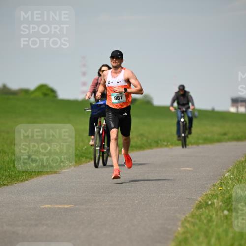 10.05.2026 - 8. Wedeler Halbmarathon Dr. Thomas Lammeyer http://msf.ph/oto/9690794 10.05.2026 11:08:01 Laufen 887 meine-sportfotos.de
