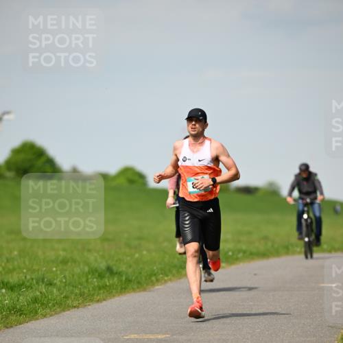 10.05.2026 - 8. Wedeler Halbmarathon Dr. Thomas Lammeyer http://msf.ph/oto/9690808 10.05.2026 11:08:01 Laufen  meine-sportfotos.de
