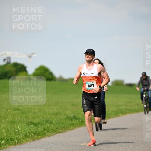 10.05.2026 - 8. Wedeler Halbmarathon Dr. Thomas Lammeyer http://msf.ph/oto/9690823 10.05.2026 11:08:02 Laufen 887 meine-sportfotos.de