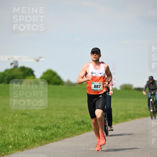 10.05.2026 - 8. Wedeler Halbmarathon Dr. Thomas Lammeyer http://msf.ph/oto/9690826 10.05.2026 11:08:02 Laufen 887 meine-sportfotos.de