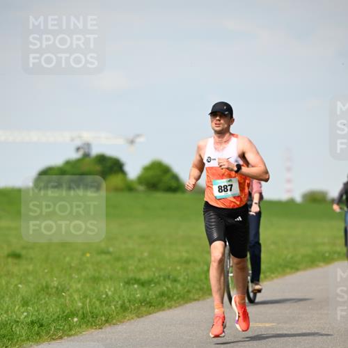 10.05.2026 - 8. Wedeler Halbmarathon Dr. Thomas Lammeyer http://msf.ph/oto/9690830 10.05.2026 11:08:03 Laufen 887 meine-sportfotos.de