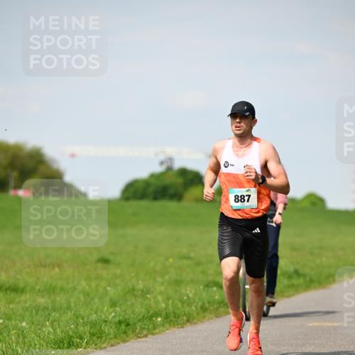 10.05.2026 - 8. Wedeler Halbmarathon Dr. Thomas Lammeyer http://msf.ph/oto/9690843 10.05.2026 11:08:03 Laufen 887 meine-sportfotos.de