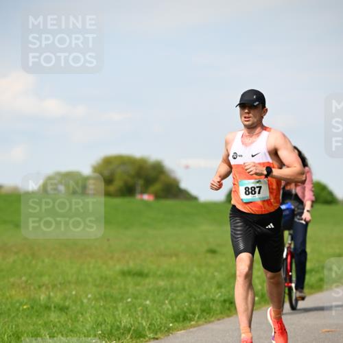 10.05.2026 - 8. Wedeler Halbmarathon Dr. Thomas Lammeyer http://msf.ph/oto/9690856 10.05.2026 11:08:04 Laufen 887 meine-sportfotos.de