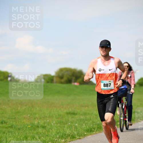 10.05.2026 - 8. Wedeler Halbmarathon Dr. Thomas Lammeyer http://msf.ph/oto/9690861 10.05.2026 11:08:04 Laufen 887 meine-sportfotos.de