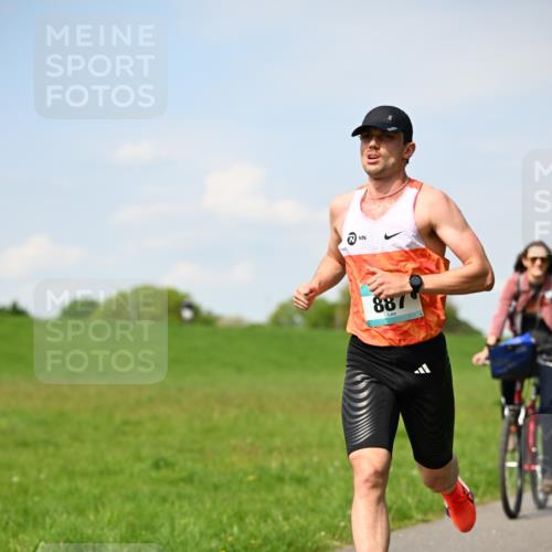 10.05.2026 - 8. Wedeler Halbmarathon Dr. Thomas Lammeyer http://msf.ph/oto/9690870 10.05.2026 11:08:05 Laufen 887 meine-sportfotos.de