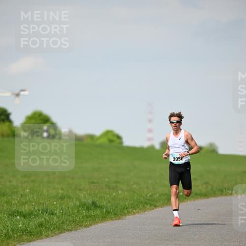 10.05.2026 - 8. Wedeler Halbmarathon Dr. Thomas Lammeyer http://msf.ph/oto/9690883 10.05.2026 11:10:00 Laufen 2050 meine-sportfotos.de