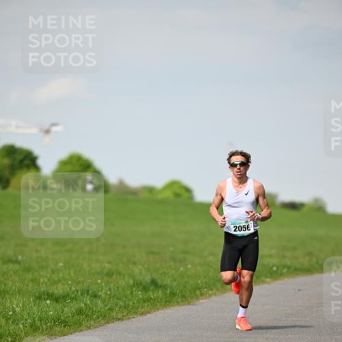 10.05.2026 - 8. Wedeler Halbmarathon Dr. Thomas Lammeyer http://msf.ph/oto/9690900 10.05.2026 11:10:01 Laufen 2056 meine-sportfotos.de