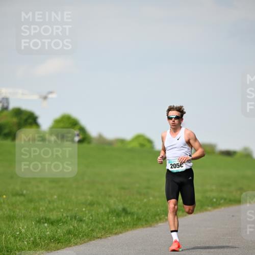10.05.2026 - 8. Wedeler Halbmarathon Dr. Thomas Lammeyer http://msf.ph/oto/9690905 10.05.2026 11:10:01 Laufen 2056 meine-sportfotos.de