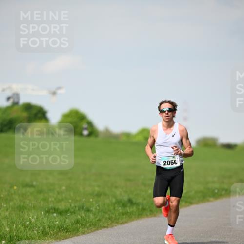 10.05.2026 - 8. Wedeler Halbmarathon Dr. Thomas Lammeyer http://msf.ph/oto/9690912 10.05.2026 11:10:02 Laufen 2056 meine-sportfotos.de