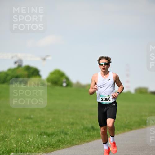 10.05.2026 - 8. Wedeler Halbmarathon Dr. Thomas Lammeyer http://msf.ph/oto/9690920 10.05.2026 11:10:02 Laufen 2056 meine-sportfotos.de