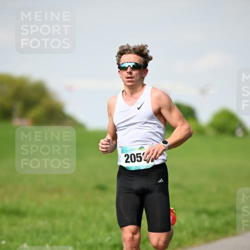 10.05.2026 - 8. Wedeler Halbmarathon Dr. Thomas Lammeyer http://msf.ph/oto/9690953 10.05.2026 11:10:04 Laufen 336, 205 meine-sportfotos.de