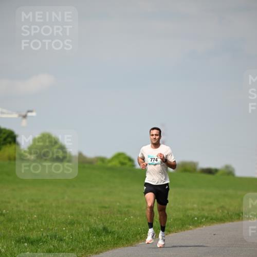 10.05.2026 - 8. Wedeler Halbmarathon Dr. Thomas Lammeyer http://msf.ph/oto/9690970 10.05.2026 11:11:17 Laufen 774 meine-sportfotos.de
