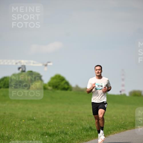 10.05.2026 - 8. Wedeler Halbmarathon Dr. Thomas Lammeyer http://msf.ph/oto/9690989 10.05.2026 11:11:18 Laufen 774 meine-sportfotos.de