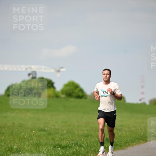 10.05.2026 - 8. Wedeler Halbmarathon Dr. Thomas Lammeyer http://msf.ph/oto/9690996 10.05.2026 11:11:18 Laufen 774 meine-sportfotos.de