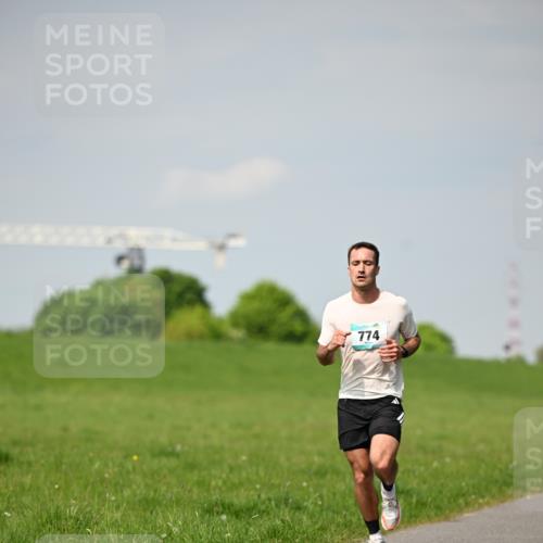 10.05.2026 - 8. Wedeler Halbmarathon Dr. Thomas Lammeyer http://msf.ph/oto/9691001 10.05.2026 11:11:19 Laufen 774 meine-sportfotos.de