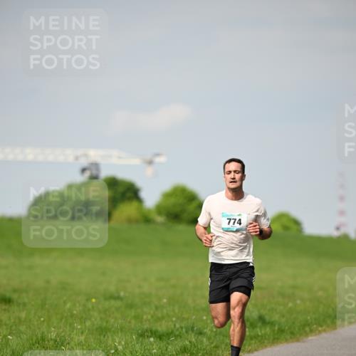 10.05.2026 - 8. Wedeler Halbmarathon Dr. Thomas Lammeyer http://msf.ph/oto/9691005 10.05.2026 11:11:19 Laufen 774 meine-sportfotos.de