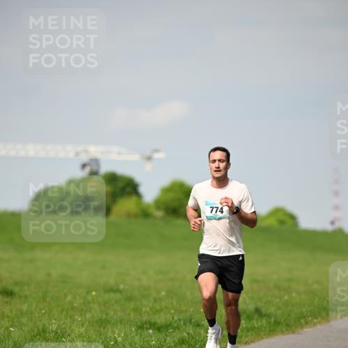 10.05.2026 - 8. Wedeler Halbmarathon Dr. Thomas Lammeyer http://msf.ph/oto/9691007 10.05.2026 11:11:19 Laufen 774 meine-sportfotos.de