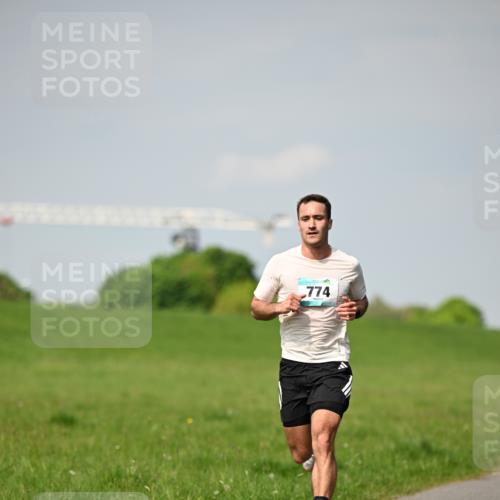10.05.2026 - 8. Wedeler Halbmarathon Dr. Thomas Lammeyer http://msf.ph/oto/9691016 10.05.2026 11:11:20 Laufen 774 meine-sportfotos.de